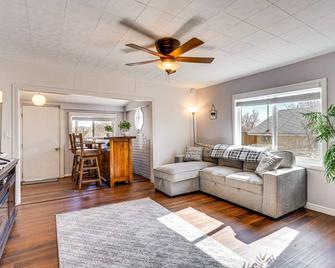 Pet-Friendly Colorado Retreat with Patio and Fire Pit! - Cañon City - Sala de estar