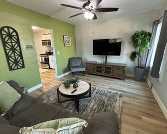 Cozy, 1-bedroom apartment with a pulled-out couch, close to all the facilities. - Porterville