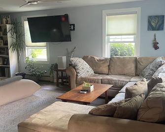Cozy All Season Beach House, Near Beaches/Portland - Scarborough - Living room