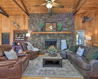 Waterfront Deck: Home on Ouachita River! - Arkadelphia - Wohnzimmer