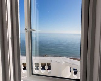 The Halcyon - איסטבורן - מרפסת