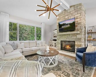 TLC Cottage in Leland - New- sleeps 12! - Leland - Sala de estar