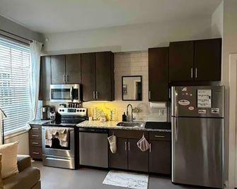 Carytown Apartment;Netflix included!Free parking! - Richmond - Kitchen