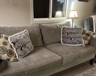 Horn Hideaway: Wooded Cabin Retreat, Fire Pit, Lake Fun, Cozy, Sleeps 8, Pets! - Johannesburg - Sala de estar