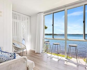 New Property Silverwater Serenity Shores Absolute Waterfront On The Lake - Bonnells Bay - Living room