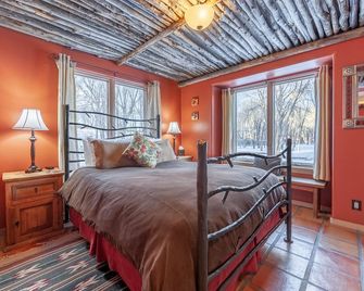 Adobe and Pines Inn Bed and Breakfast - ראנצ'וס דה טאוס - חדר שינה