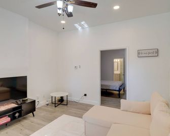 Walk to Churchill Downs: Central Louisville Home! - Louisville - Living room