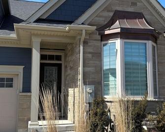 Charming and cozy townhome in Black Creek, Niagara Falls - Fort Erie - Building
