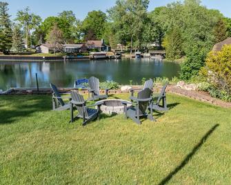 Lakefront home w Private Beach, Hot Tub, Sauna - Coloma - Patio