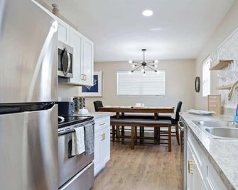 Secluded 4BR Bungalow w/ Amazing Outdoor Space - Rockledge - Cocina