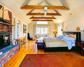 Beautifully Maintained, Private & Spacious Southampton Retreat, Sleeps 15 - Water Mill - Bedroom