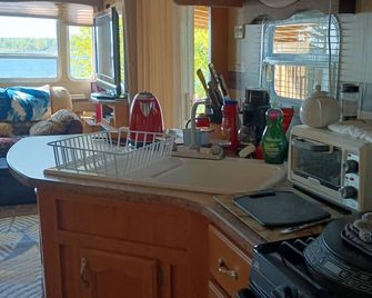 on the banks of the beautiful Miramichi, easy acess to beach,beautiful view. - Miramichi - Kitchen