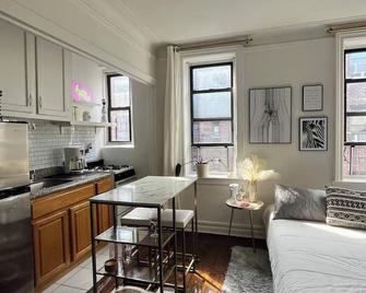 Cozy and bright studio– 15 Min to Manhattan - Queens - Cozinha