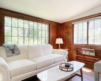 Relaxing 2br Escape|backyard-Bbq-Outdoor Furniture - Wesley Chapel - Living room