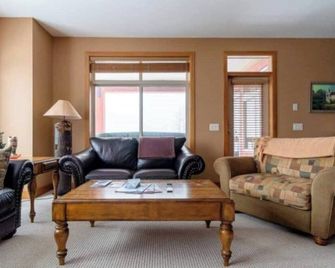 Big White Beauty! Sleeps 10. Ski in/Ski out Chalet with Private Hot Tub. - Big White - Salon