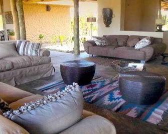 Tilodi Safari Lodge - Kasane - Living room