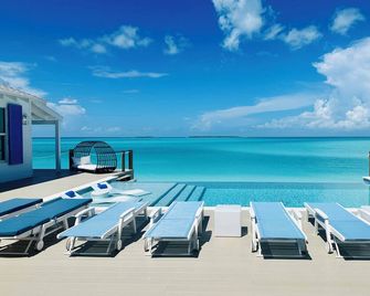Luxury beachfront home, Heated private pool, Five King suites w/ ensuite baths! - Georgetown - Piscina