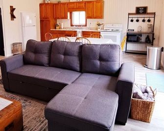 Spacious cottage, relaxing view, on channel frontage all sports / fishing lakes. - Coldwater - Obývací pokoj