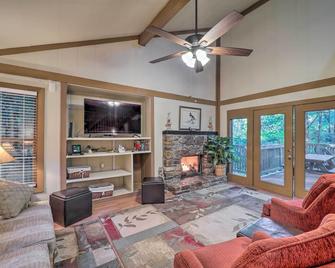 Ski Resort Cabin with Deck in Beech Mountain! - Beech Mountain - Sala de estar