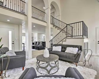 8 mi to Westgate Family-Friendly Glendale Home! - Glendale - Living room
