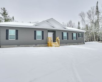 Walk to Beach Modern Retreat in Presque Isle! - Presque Isle - Building