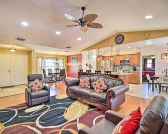 Lanai, Pool and Gas Grill Sebring Retreat! - Sebring - Living room