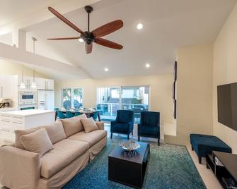 Four Bedroom Condo One Street From The Sand With Ac! - Newport Beach - Living room