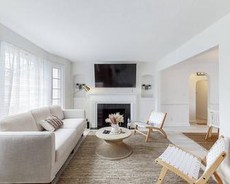 The Perfect Pass-Hof Village Escape - Canton - Living room