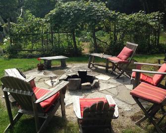 Priv 2nd fl suite-Kingbd; Sit rm w/minibar; prv bath; separate entran nr Acadia - Surry - Patio