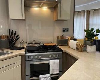 Vala Vista - Holiday Home On The Beach - Clacton-on-Sea - Kitchen