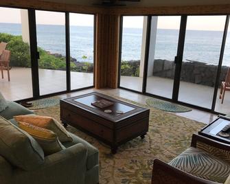 Villa On The Ocean - One Of Largest Condos On Alii Drive. Directly Oceanfront. - Kailua-Kona - Wohnzimmer