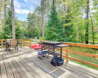 Forested Retreat w/ Sauna: 5 Mi to Schroon Lake - Schroon Lake - Balcony
