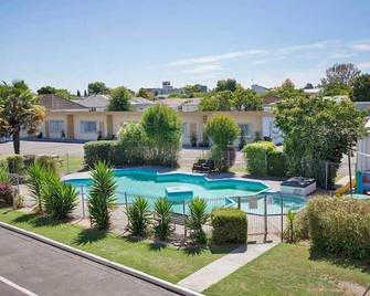 Apple Motor Inn - הייסטינגס - בריכה