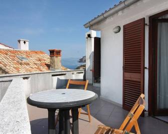 Apartments and rooms with parking space Vrbnik, Krk - 5302 - Vrbnik - Balcón
