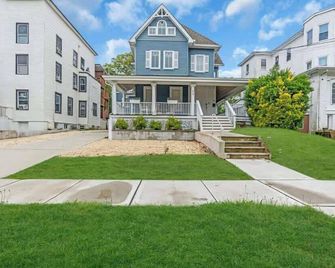 Spacious 4BR Duplex Unit - Walk to Asbury Beach ! - Asbury Park - Building
