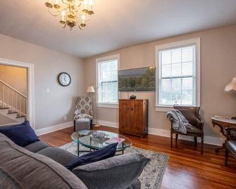 Experience Hannibal, MO from this historic home built in 1844 - Hannibal - Living room