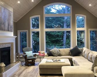 Paradise Cove Lakefront Cottage - Burk's Falls - Living room