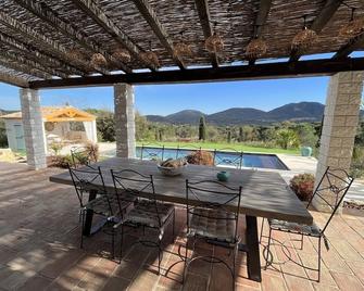 Charming air-conditioned Provencal house in the Gulf of St-Tropez with swimming pool - Le Plan-de-la-Tour - Binnenhof