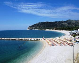 Violet Tordilupo B&B in Gargano - Mattinata - Beach