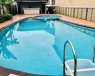 Cozy 2-bedroom apartment with WiFi, fitness room in pleasant Ikeja - Ikeja - Piscina