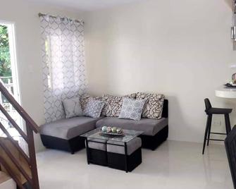 E4 Apartment Unit With Covered Parking - Balanga - Sala de estar