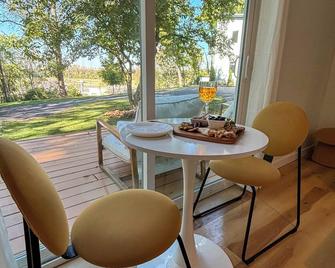 Serene Chalet overlooking Downtown STL.Complimentary water,wine & breakfast - Caseyville - Dining room