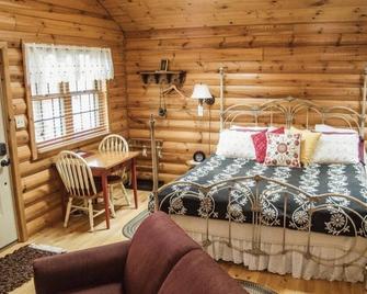 Private cabin w/jacuzzi tub, gas fireplace close to several famous parks - Reedsburg - Спальня