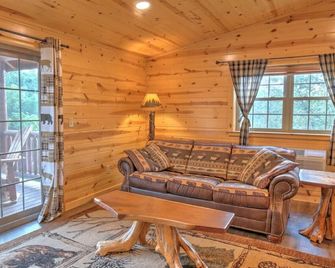 Cozy Lodge Suite with Balcony in Ohio's Amish Country - Berlin - Living room