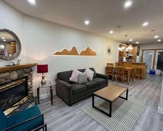 Banff Woods Lodge - Harvie Heights - Living room