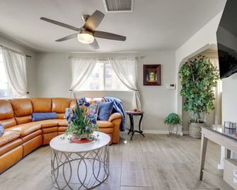 Downtown El Paso Home about 1 Mi to Medical Center St - El Paso - Sala de estar