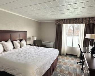 Finger Lakes Inn & Suites - Bath - Спальня