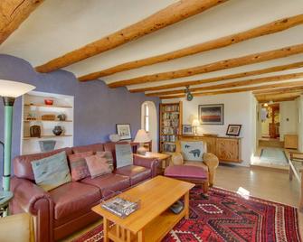 Spacious Adobe Home 1 Mi to Downtown Taos! - Taos - Living room