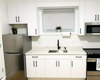 New and Modern 1 bedroom suite near beach - Surrey - Kitchen