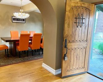 Palm Springs Oasis! Private, spacious, pool, spa, sauna shower! - פאלם ספירנגס - חדר אוכל